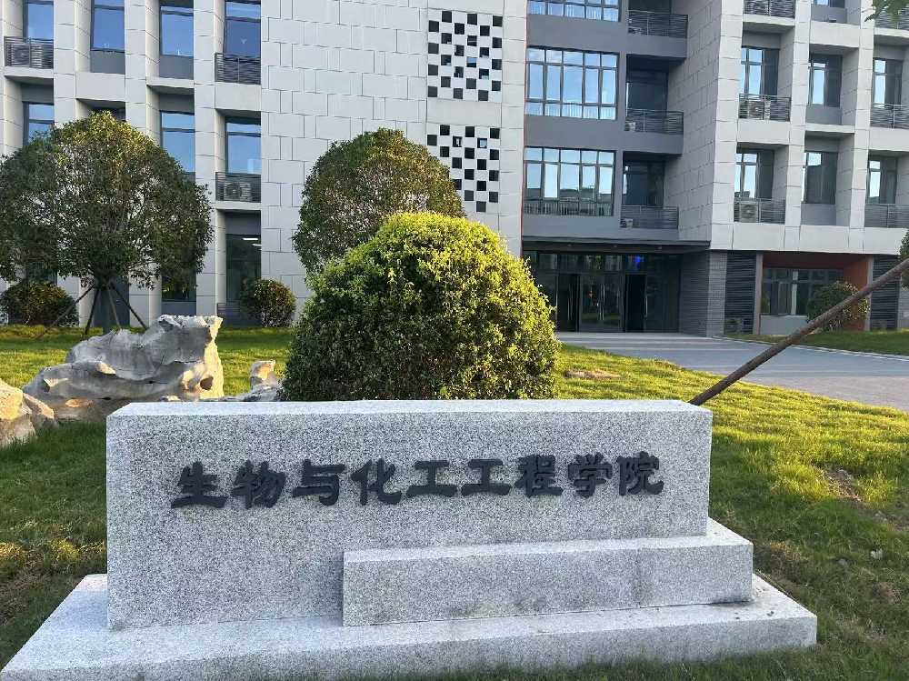 久治县扬州职业大学体育场高杆灯项目